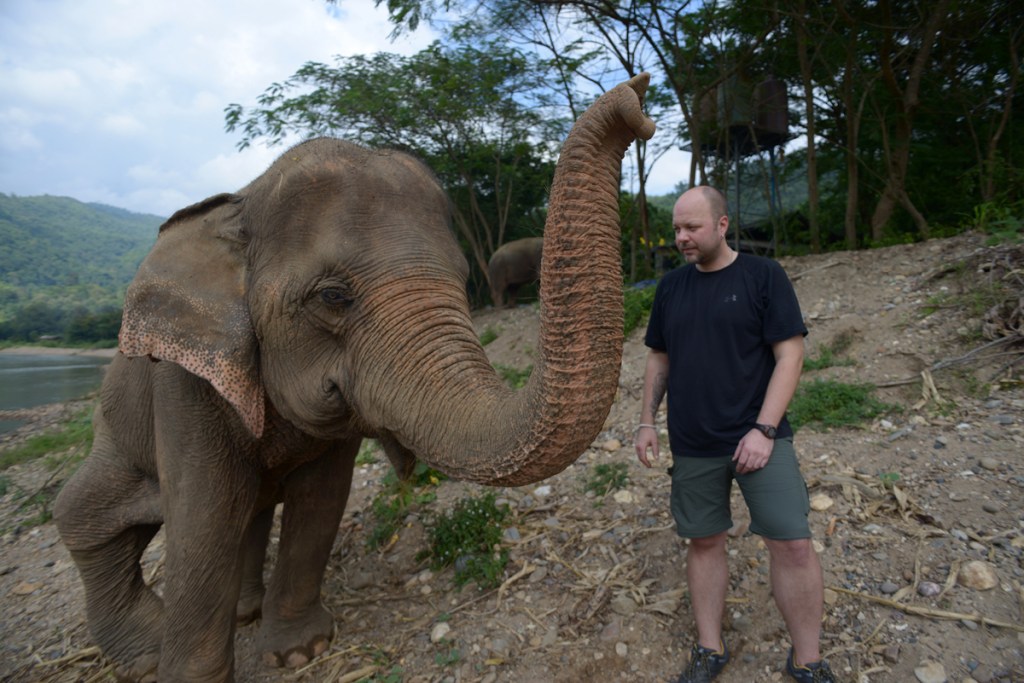 Craig Young with Medo at Elephant Nature Park November 2013 (Ridgen ©˙2013)